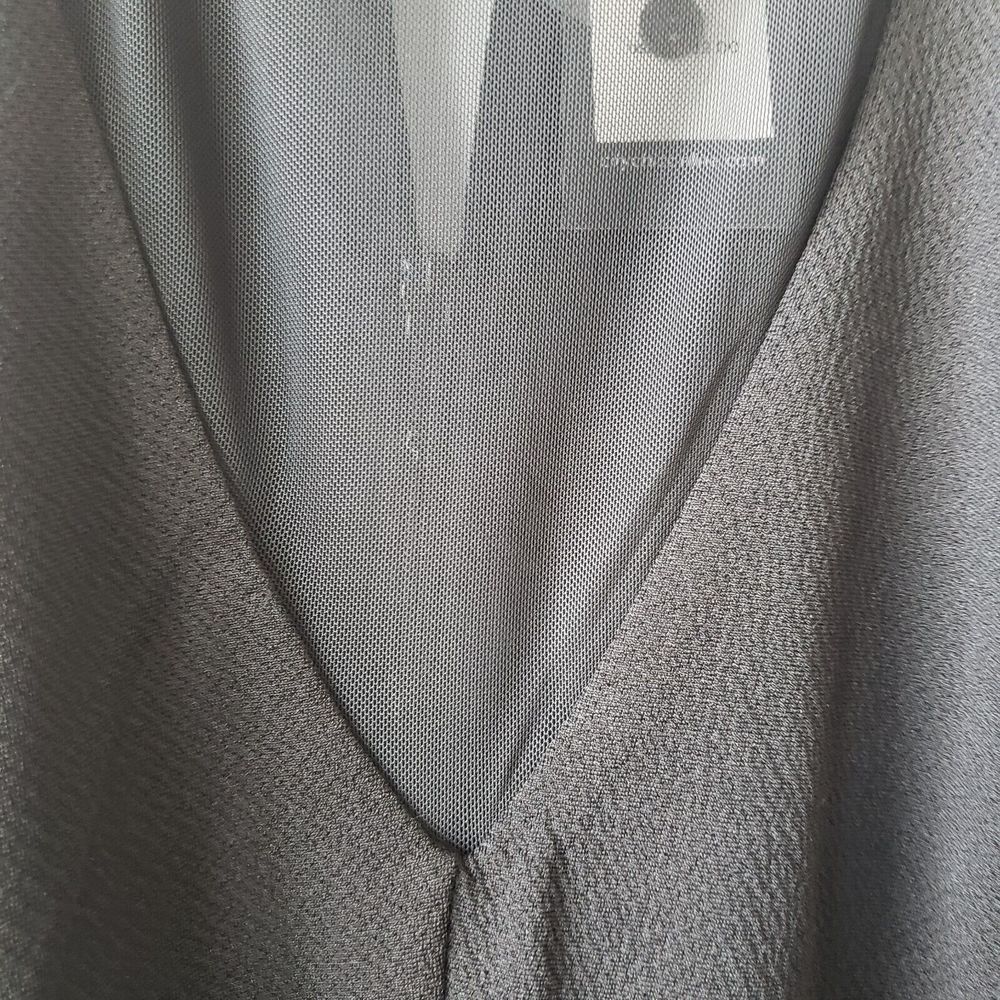 Elegant Black Sleeveless Dress - Picture 5 of 7